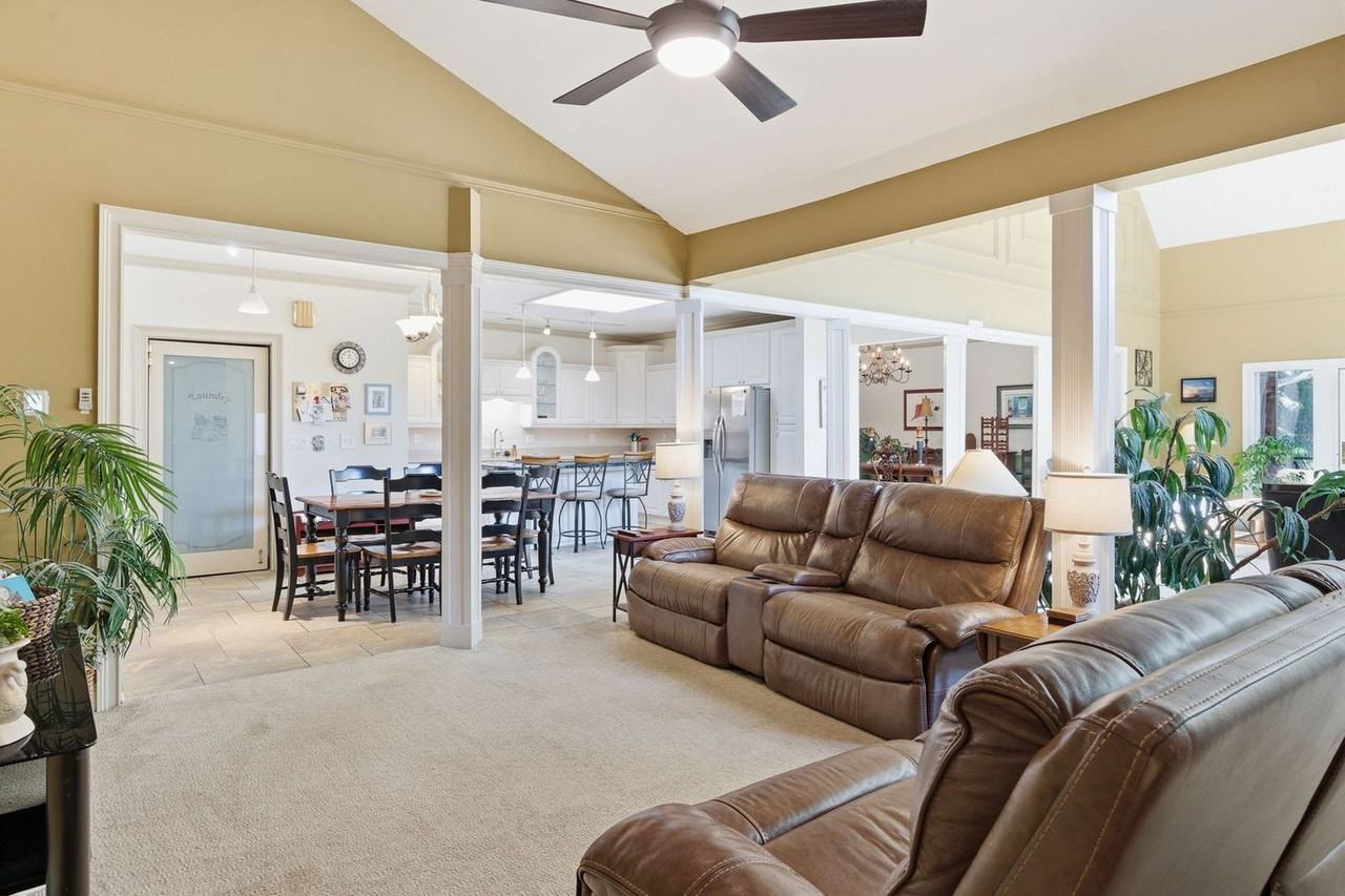 36 Gloucester Rd #1387176P - Photo 3 of 50