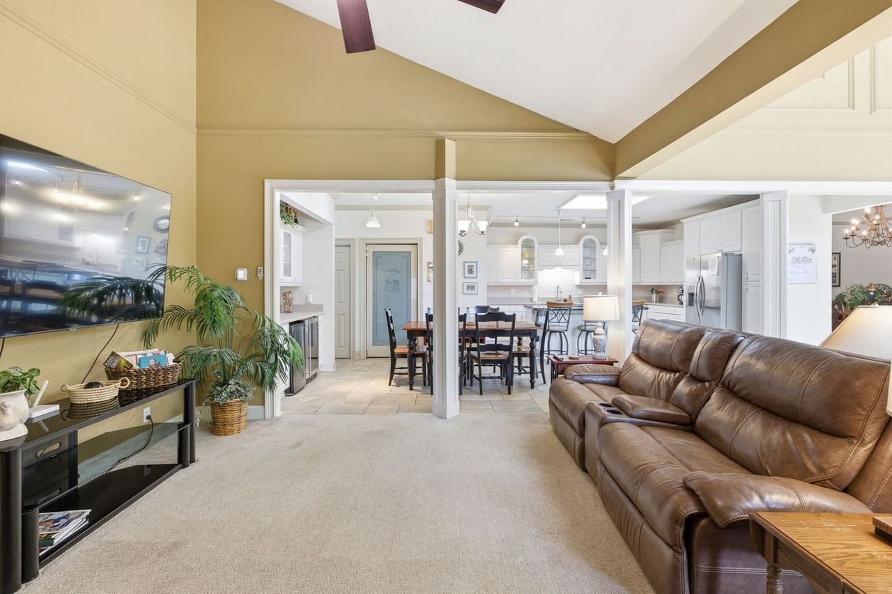 36 Gloucester Rd #1387176P - Photo 4 of 50