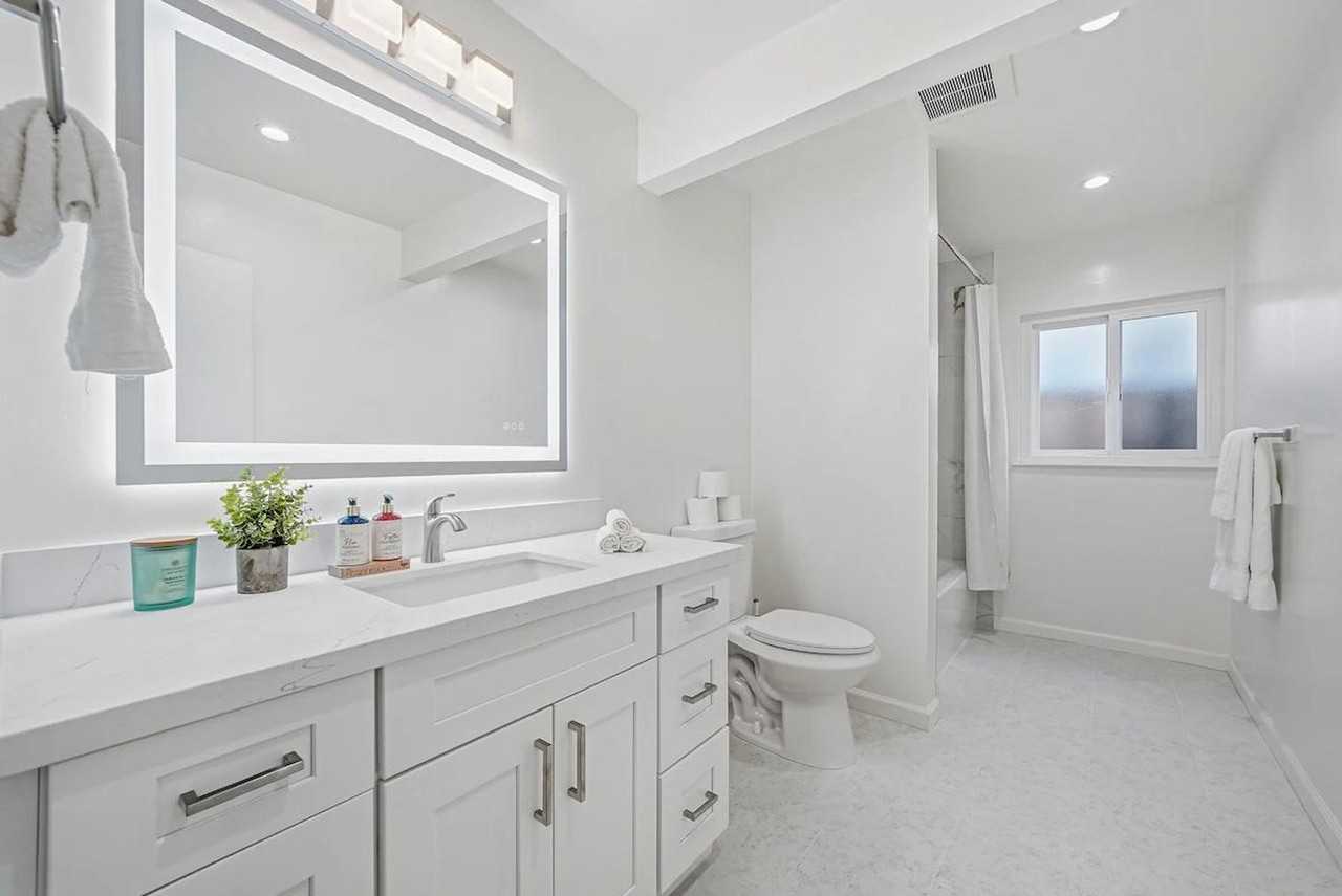 422 Morse Ave #1460104P - Photo 5 of 32