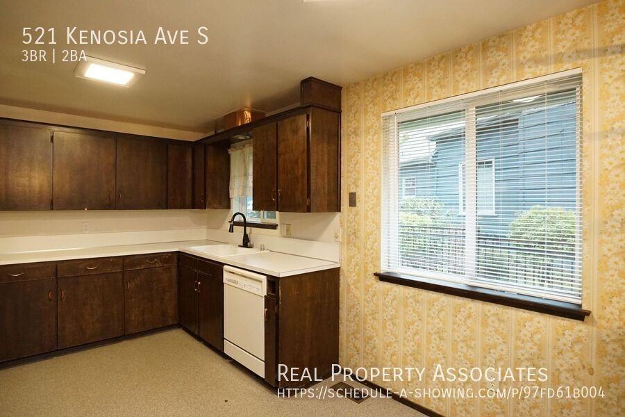 521 Kenosia Ave S - Photo 2 of 24