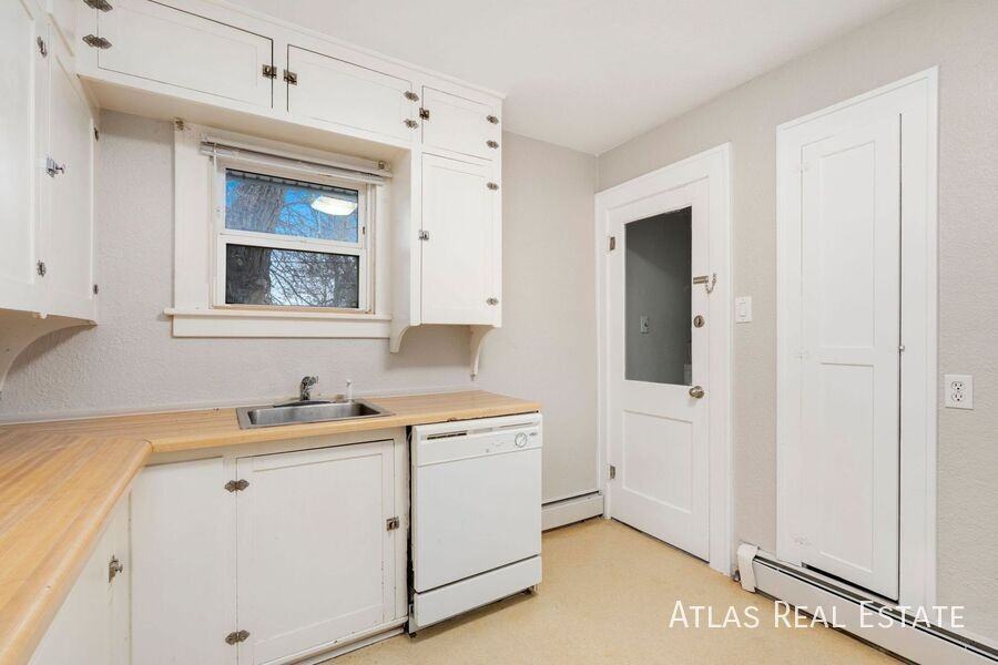 1119 E 20th St #A - Photo 3 of 13