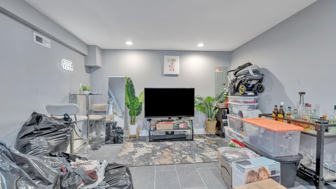 264 Division Ave Ne - Photo 7 of 16