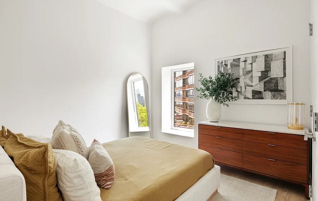 652 1st Ave #8L - Photo 5 of 12