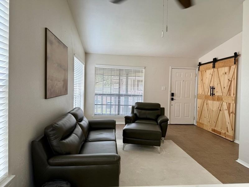 2932 Manhattan Blvd - Photo 3 of 11