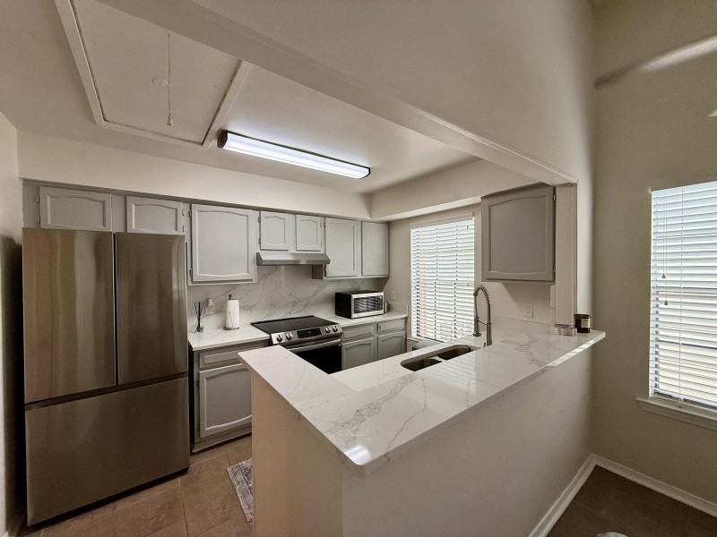 2932 Manhattan Blvd - Photo 4 of 11