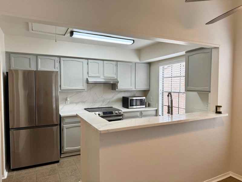 2932 Manhattan Blvd - Photo 5 of 11