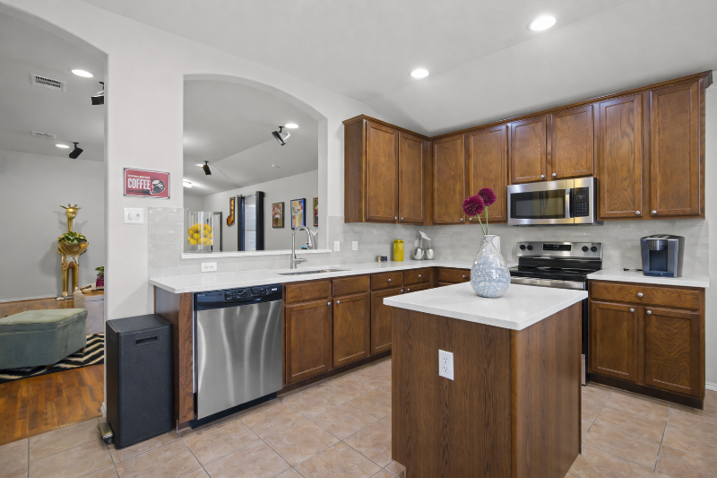 619 Starlight Dr - Photo 4 of 20