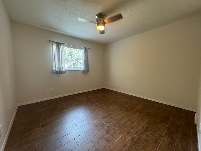 637 E Harwood St #1 - Photo 4 of 8