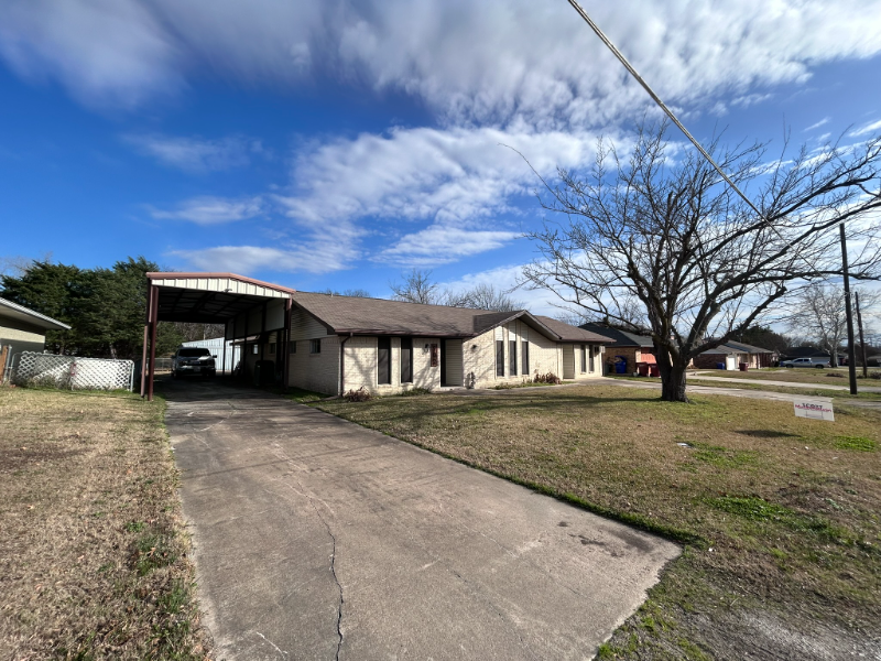 902 Walnut St - Photo 2 of 16