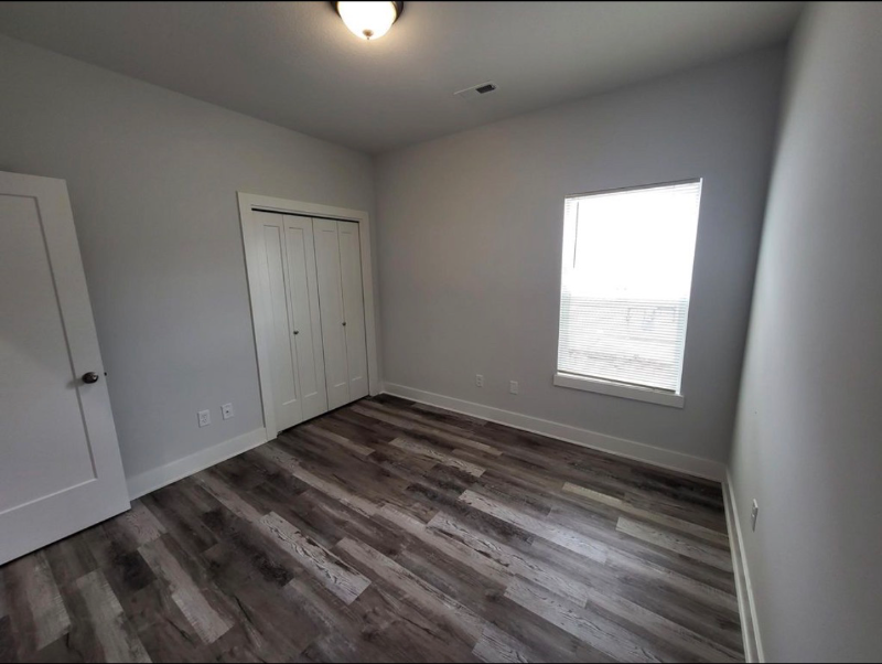 5450 Colburn Ct E - Photo 3 of 12