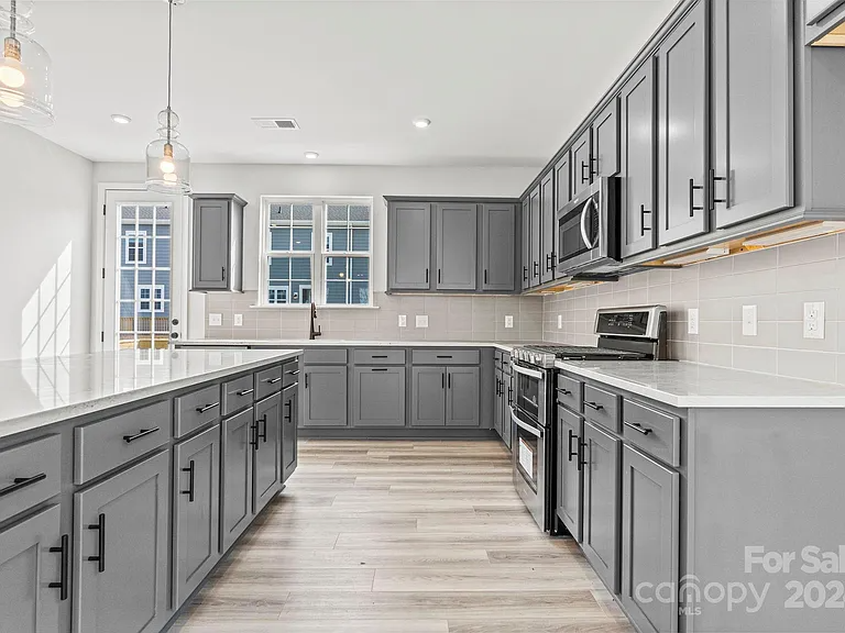 7105 Brookview Ln - Photo 3 of 20