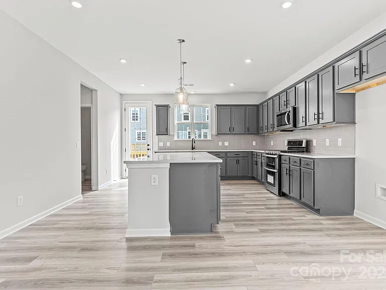 7105 Brookview Ln - Photo 4 of 20