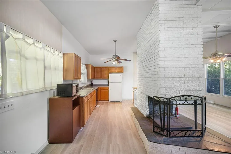 701 Locust Pl - Photo 5 of 20