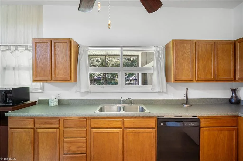 701 Locust Pl - Photo 6 of 20