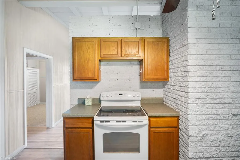 701 Locust Pl - Photo 7 of 20