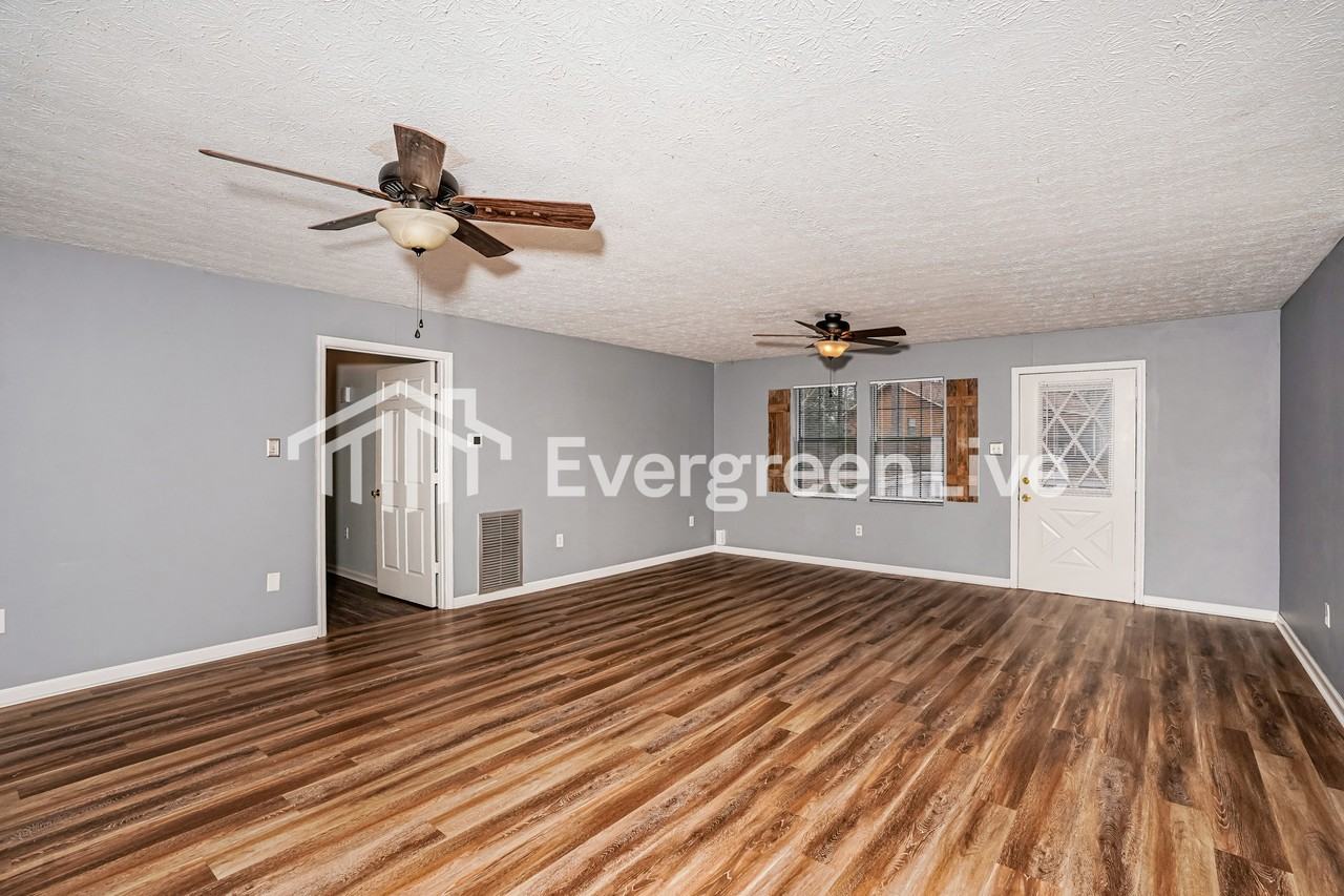 124 S Live Oak Ct - Photo 3 of 15