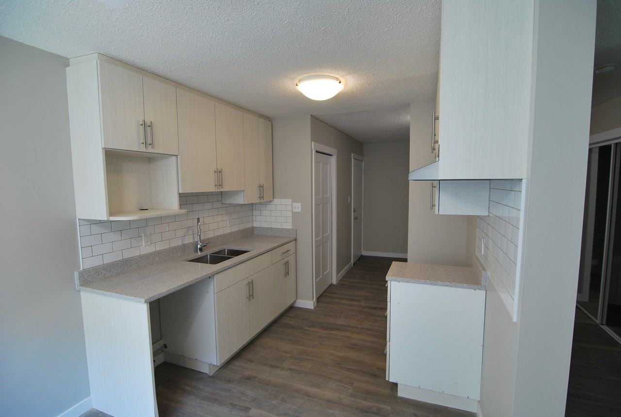 Glenhaven Manor - Photo 3 of 17