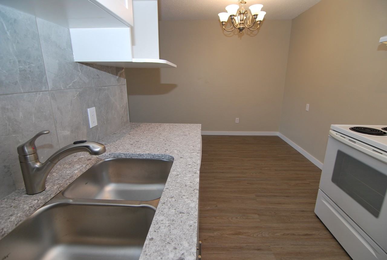 Glenhaven Manor - Photo 5 of 17