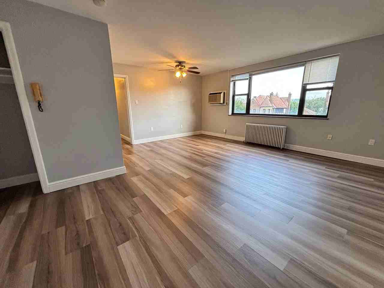 Royal Garden Apartments - Photo 5 of 23