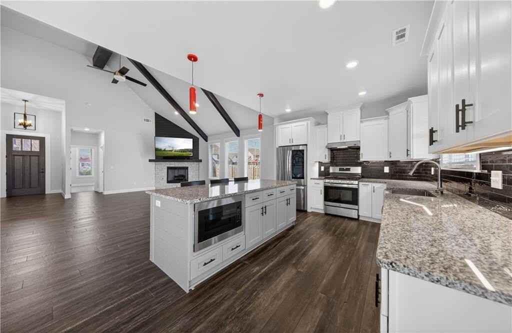 1140 Hope St - Photo 4 of 33