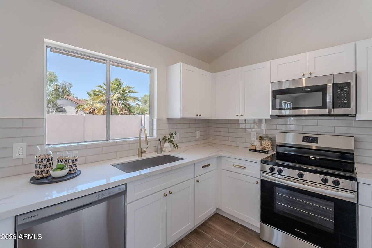 3608 W Fairview Ln - Photo 7 of 47