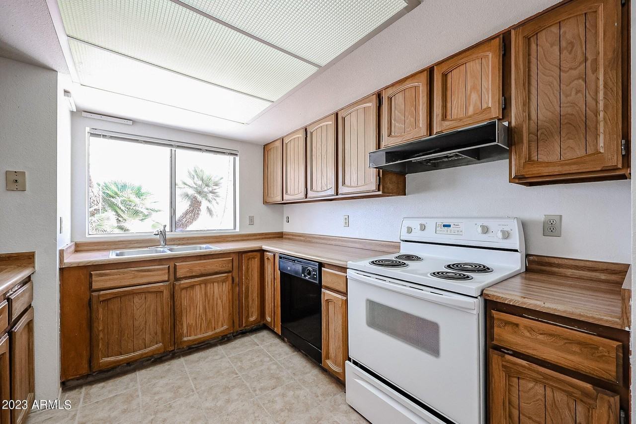 2726 W Brooks St - Photo 6 of 29