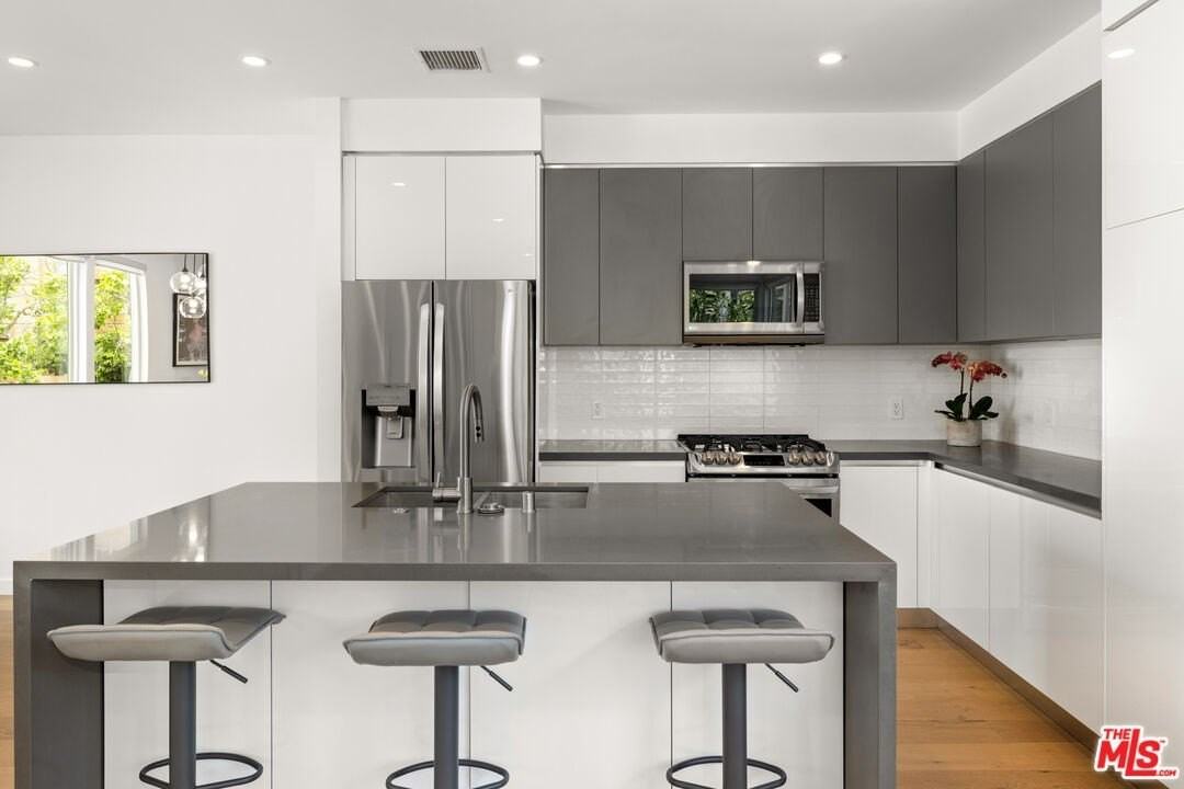 1228 N Sycamore Ave - Photo 3 of 15