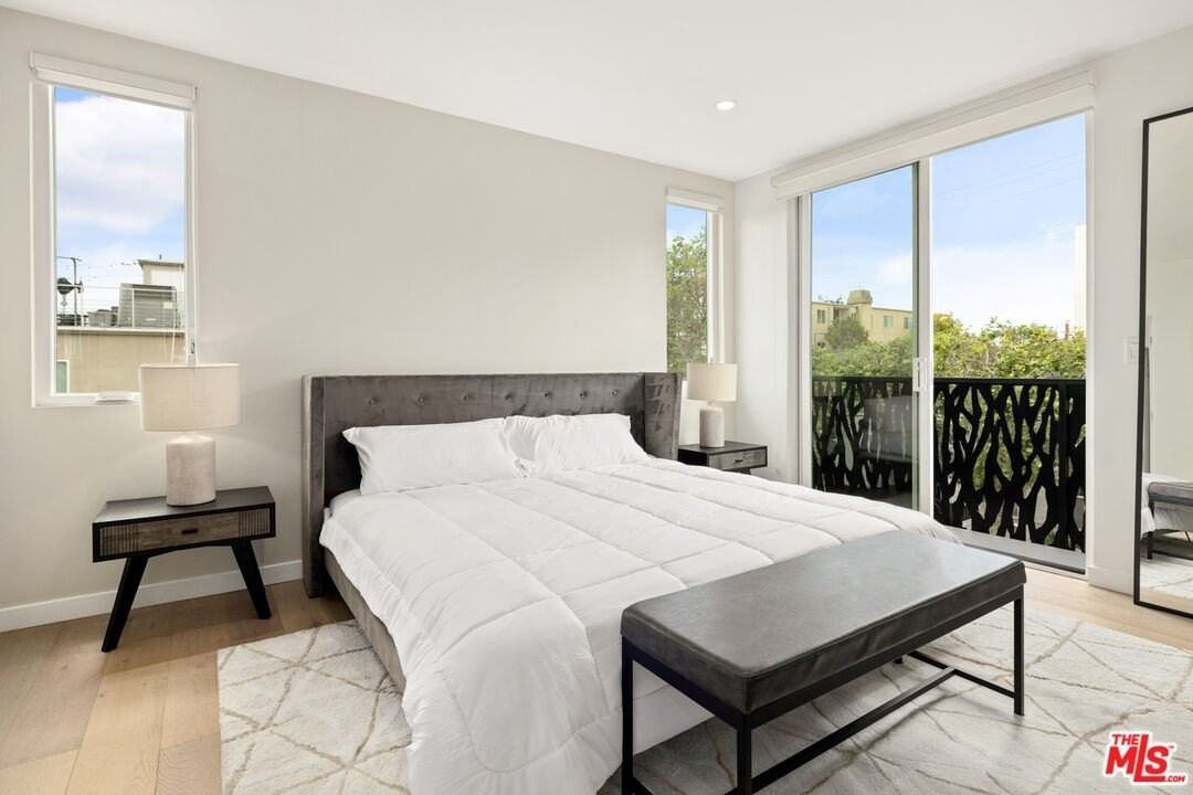 1228 N Sycamore Ave - Photo 4 of 15