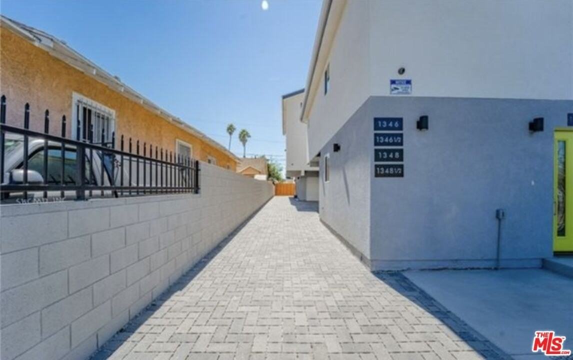 1348 E Vernon Ave Unit 1348 1/2 #1348-1-2 - Photo 5 of 34