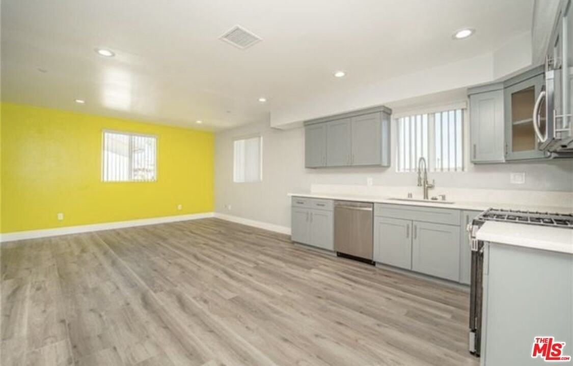 1348 E Vernon Ave Unit 1348 1/2 #1348-1-2 - Photo 7 of 34