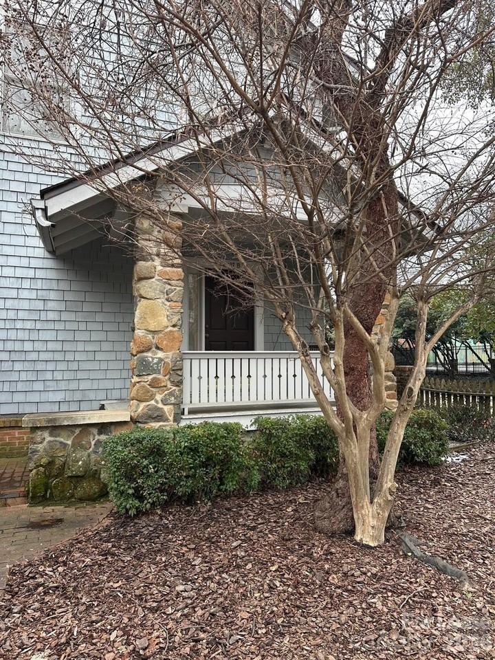 407 W 9th St Apt B #B - Photo 2 of 33