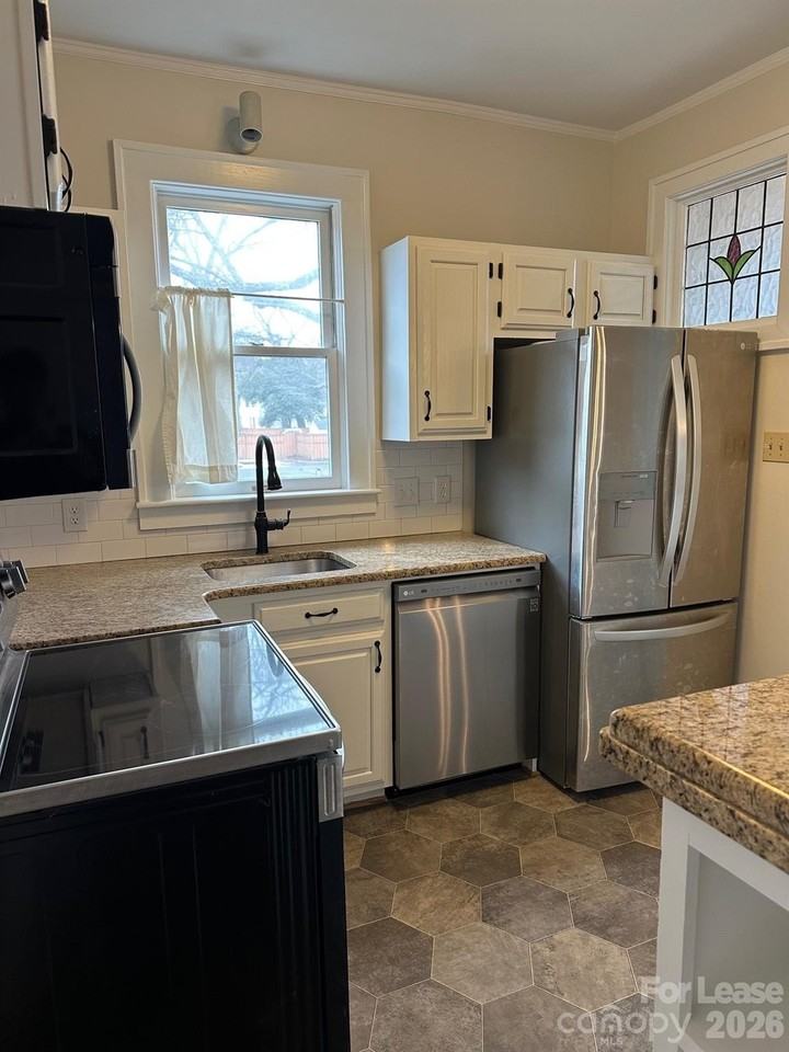 407 W 9th St Apt B #B - Photo 5 of 33