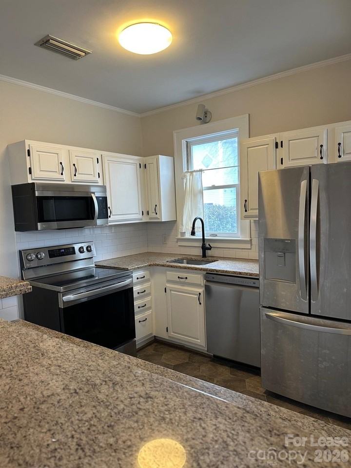 407 W 9th St Apt B #B - Photo 6 of 33