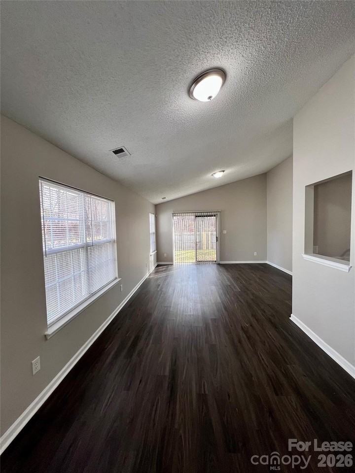 12128 Stewarts Crossing Dr - Photo 7 of 19