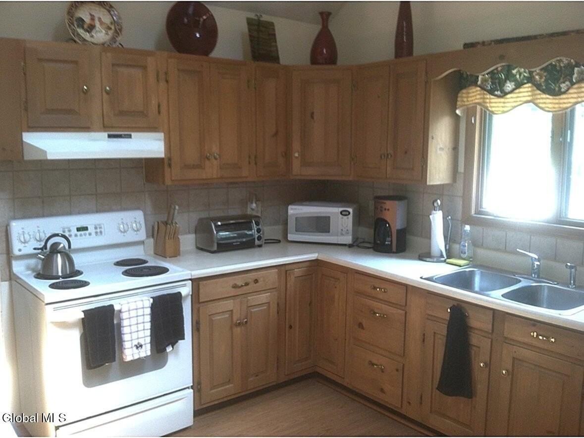 120 Van Dam St - Photo 3 of 4