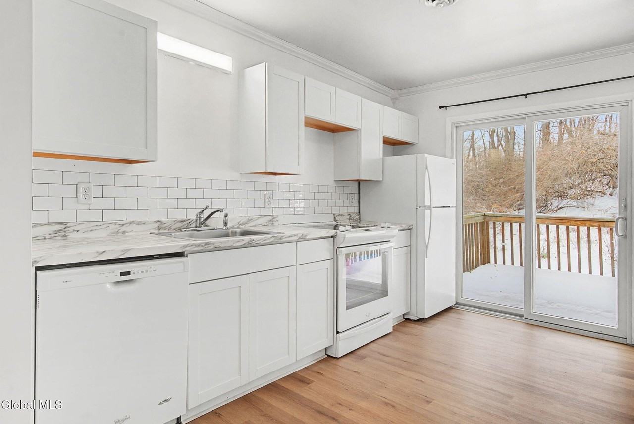 25A Pine Ln Apt 6 #6 - Photo 6 of 17