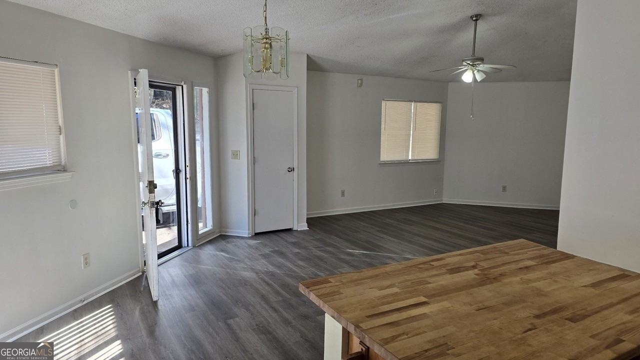 209 Hillcrest Dr - Photo 5 of 28