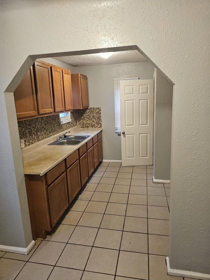 16724 Rutherford St - Photo 5 of 6