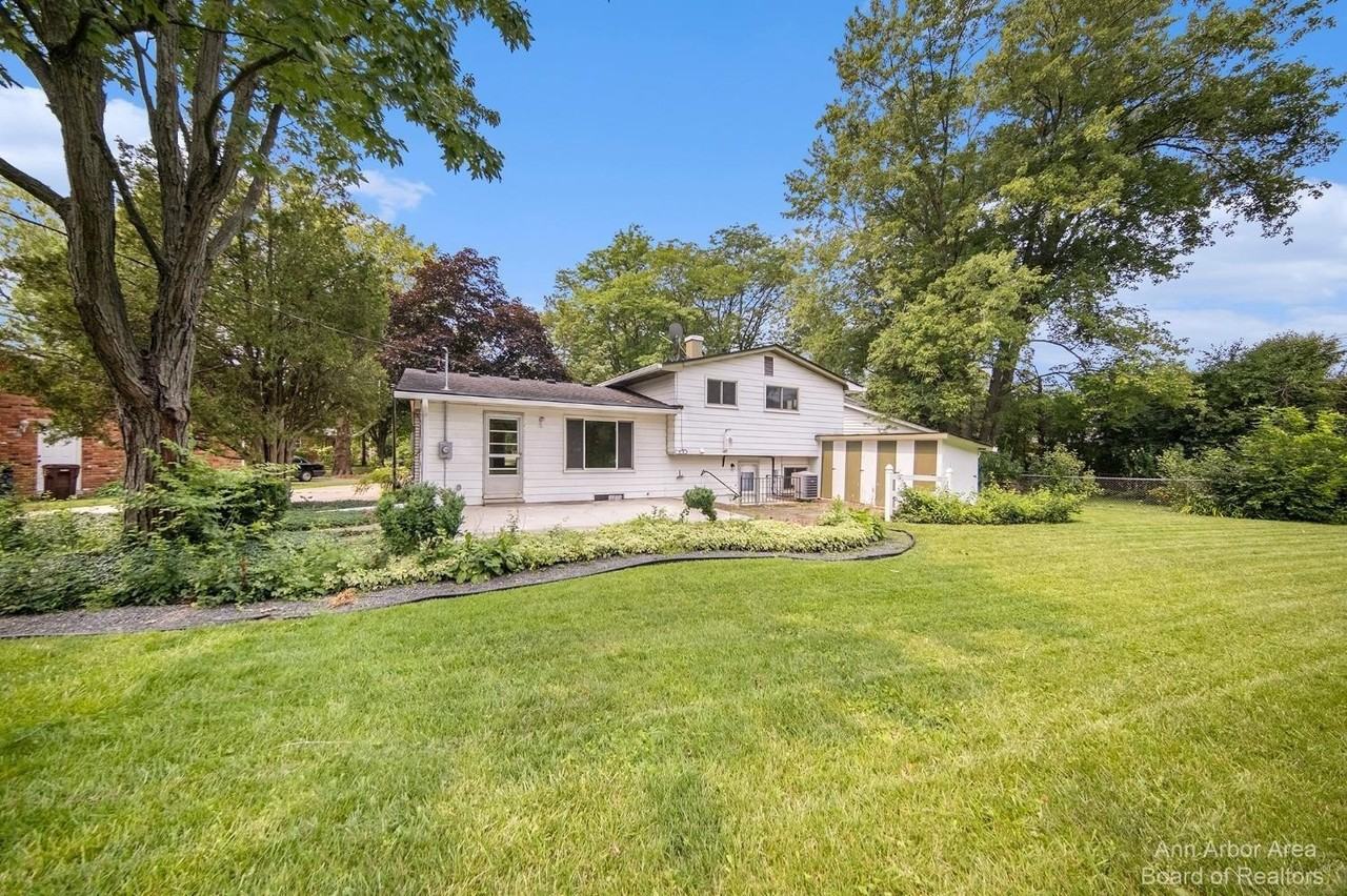 2923 Burlington Ct - Photo 2 of 30