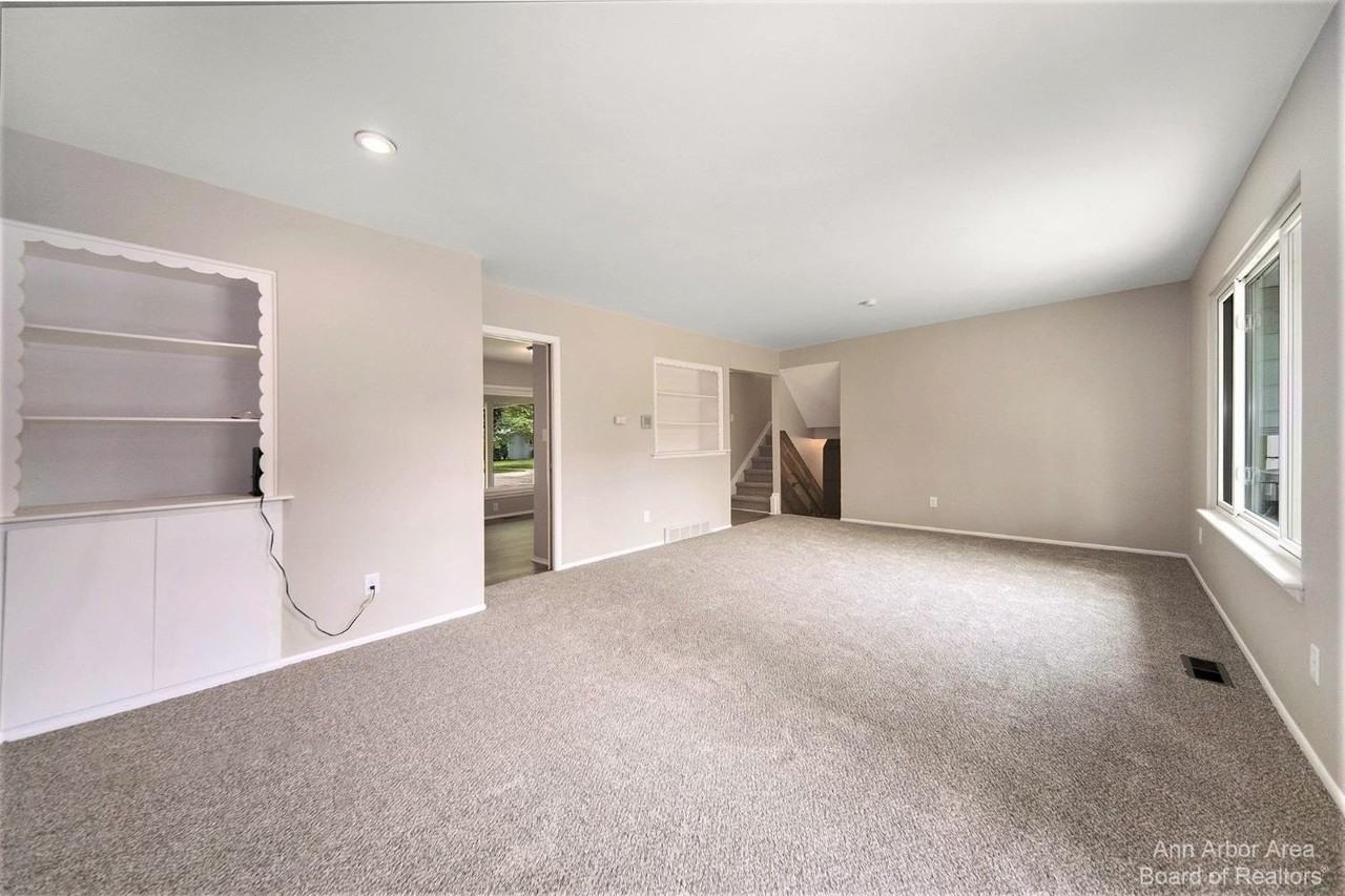 2923 Burlington Ct - Photo 3 of 30