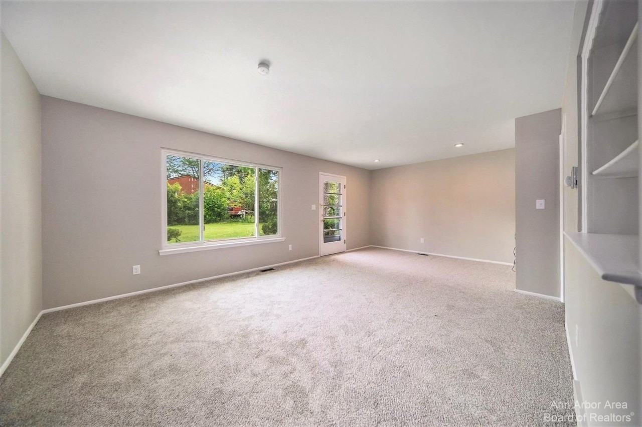 2923 Burlington Ct - Photo 5 of 30