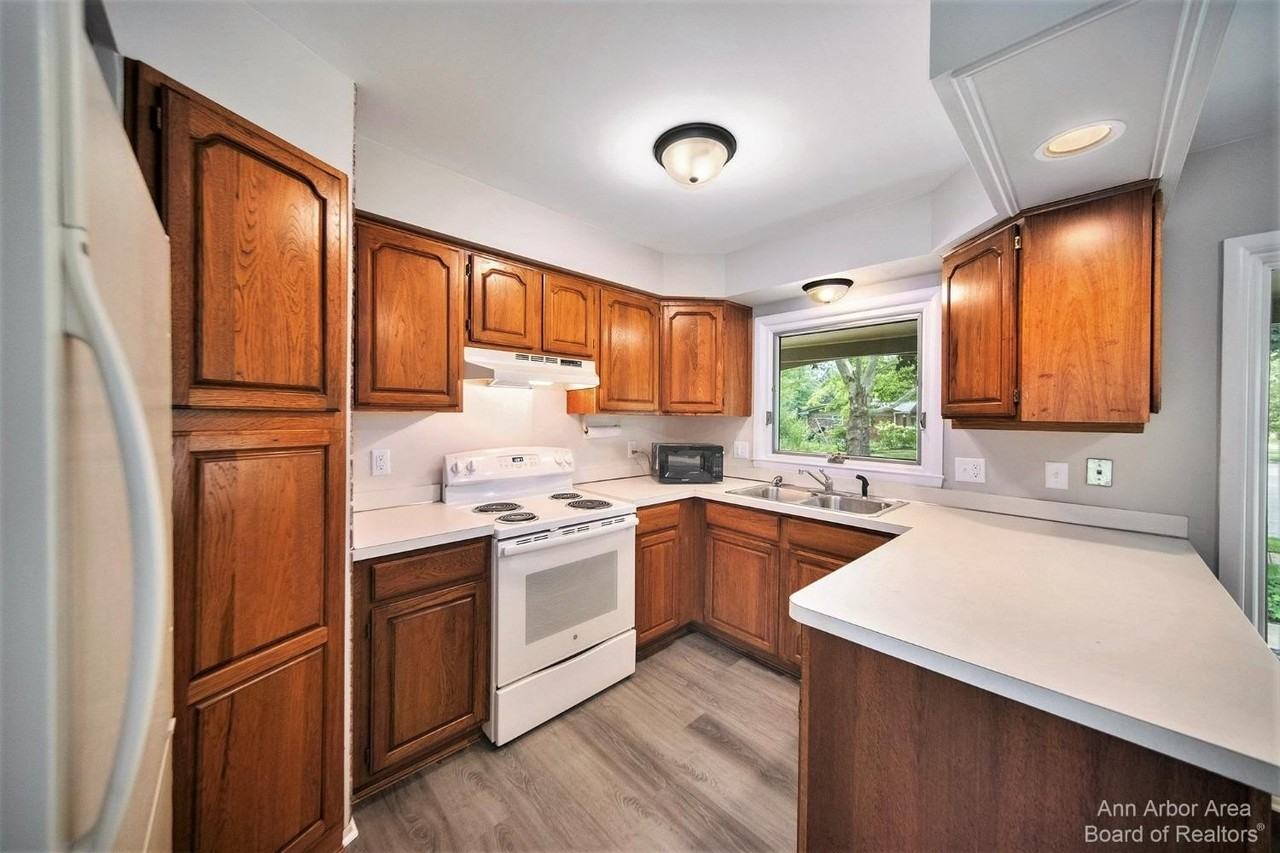 2923 Burlington Ct - Photo 6 of 30