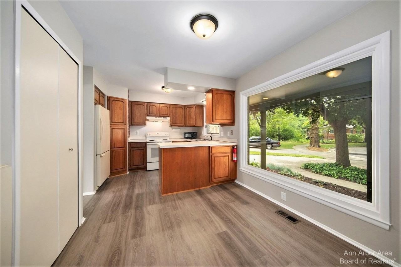 2923 Burlington Ct - Photo 7 of 30