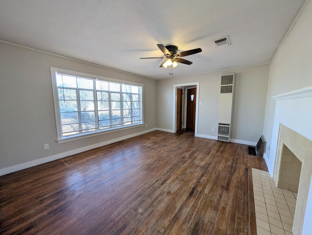 2421 31st St - Photo 3 of 12