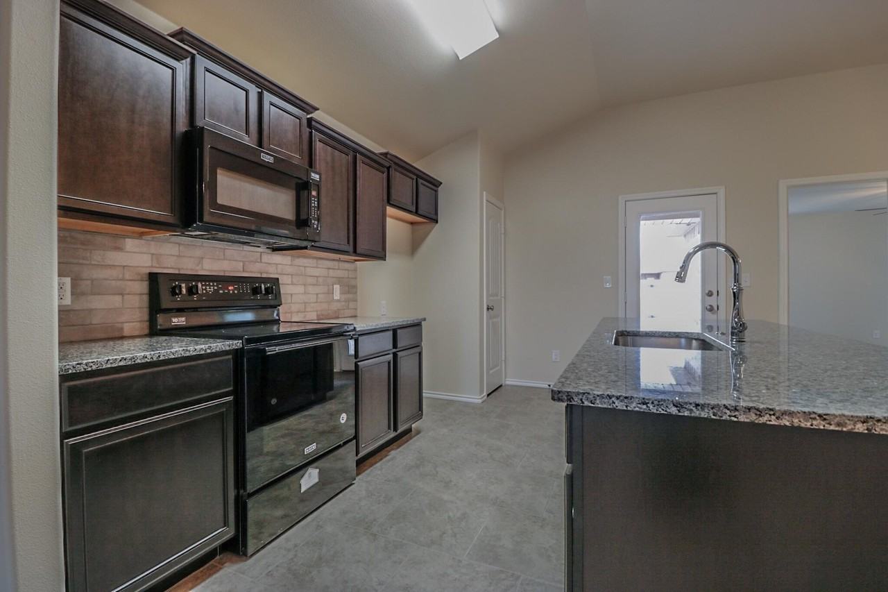 7418 104th St - Photo 3 of 12