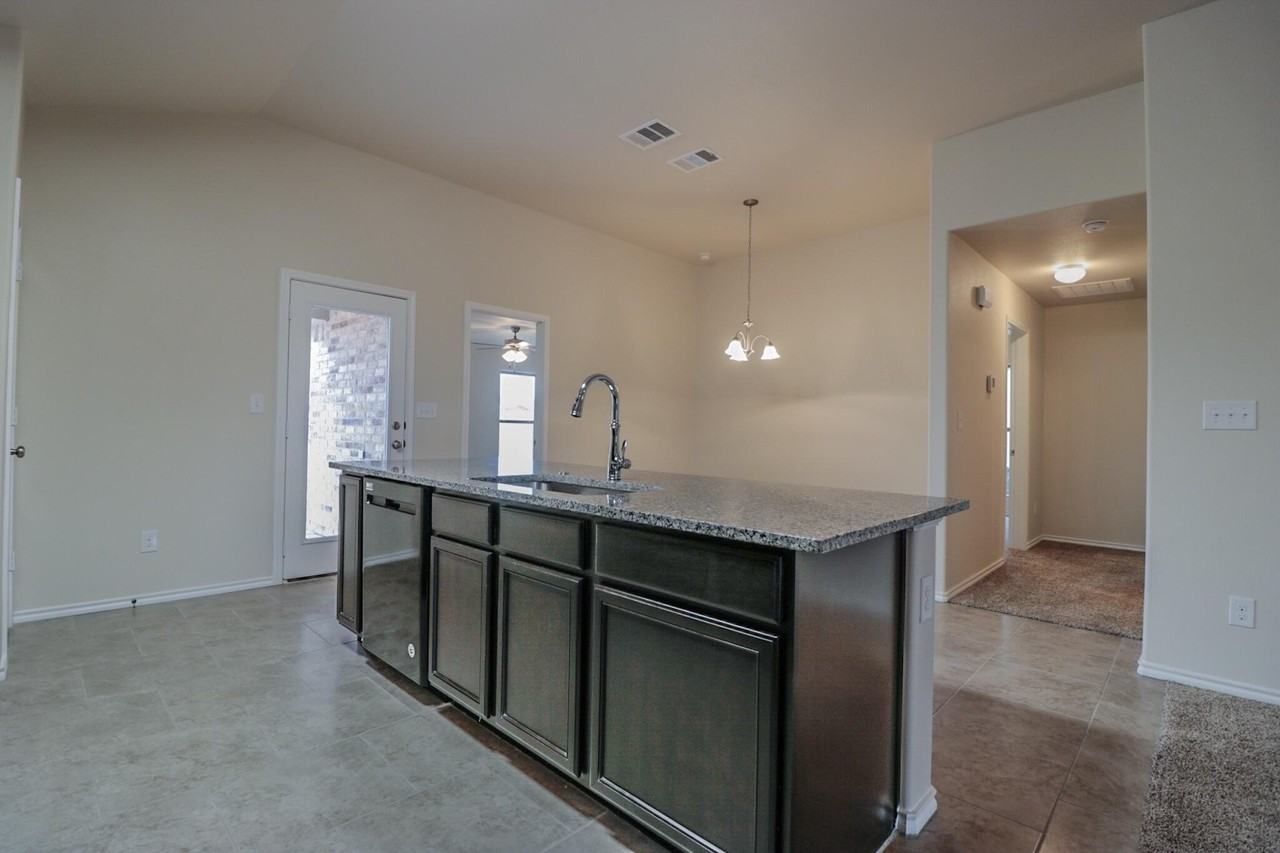 7418 104th St - Photo 4 of 12