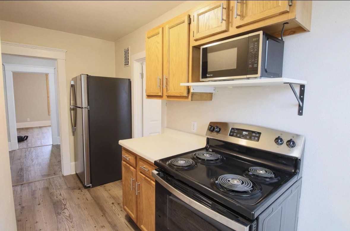 941 9th St S #B - Photo 2 of 11