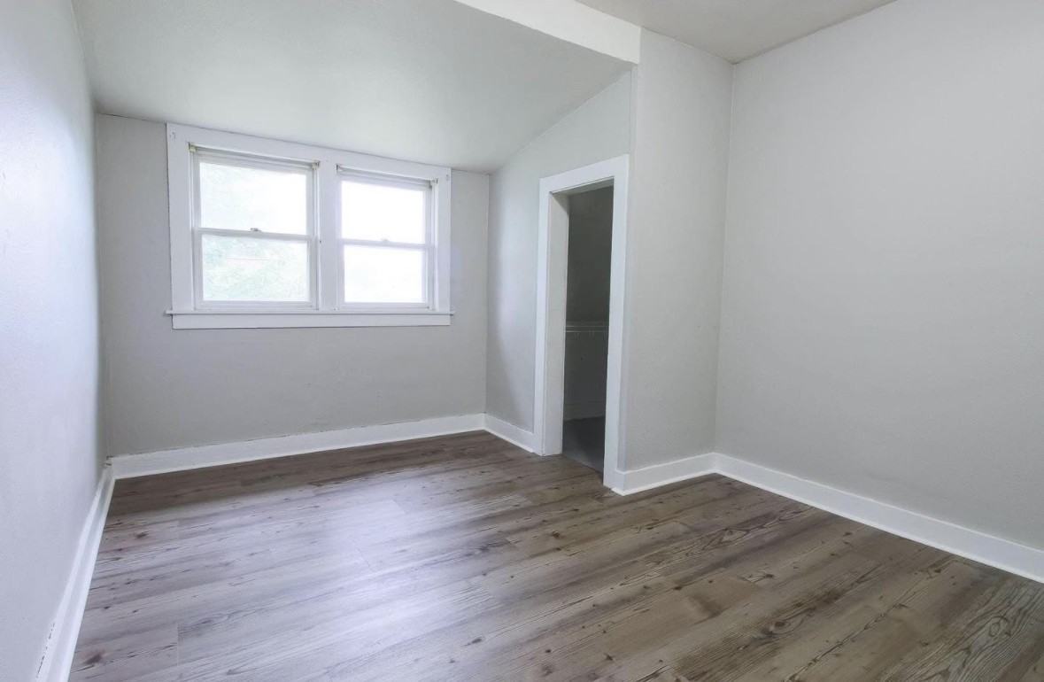 941 9th St S #B - Photo 3 of 11