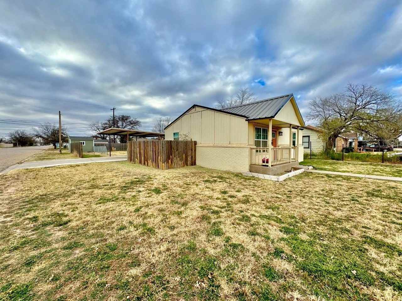 955 S 11th St - Photo 2 of 14