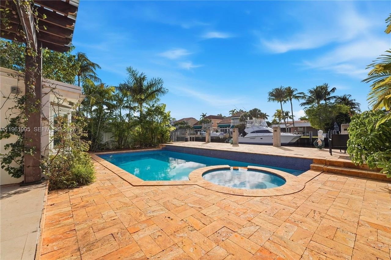 401 Coconut Isle Dr #401 - Photo 2 of 32